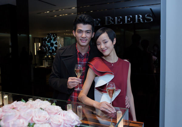超模裴蓓夫婦倫敦演繹濃情時刻 戴比爾斯見證浪漫