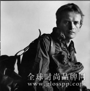 古典書籍封面穿身上 Burberry致敬Bruce Chatwin