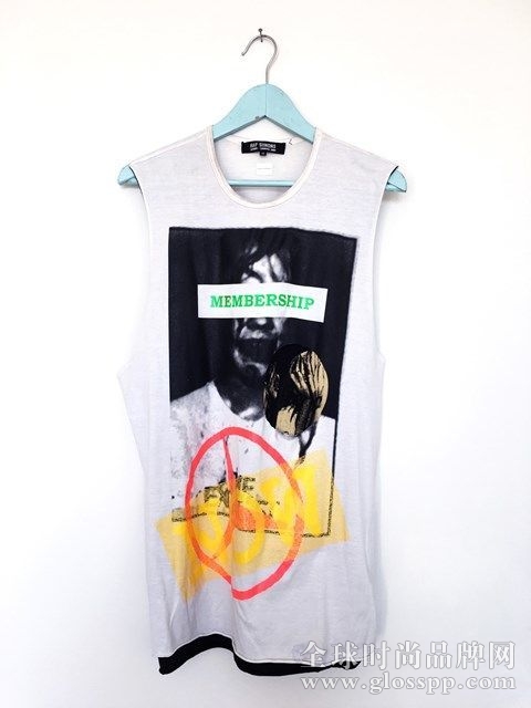 Raf Simons 2003 年春夏發布的作品，充斥著各公司 logo 的重疊